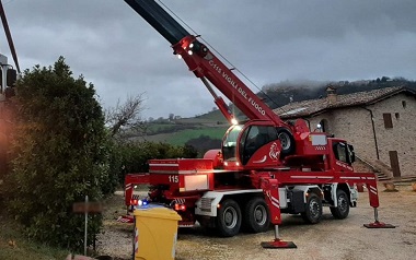 Automezzo Della Raccolta Rifiuti Finisce Fuori Strada Recuperato Dai