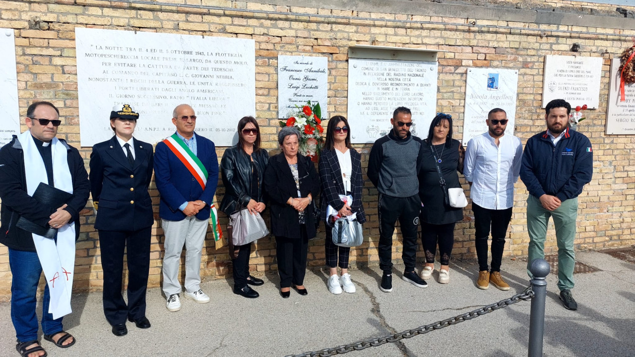 Rita Evelin Svelata La Targa Commemorativa I Parenti Delle Tre