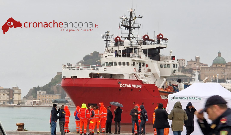 La Ocean Viking Al Porto Di Ancona Lo Sbarco Dei Naufraghi