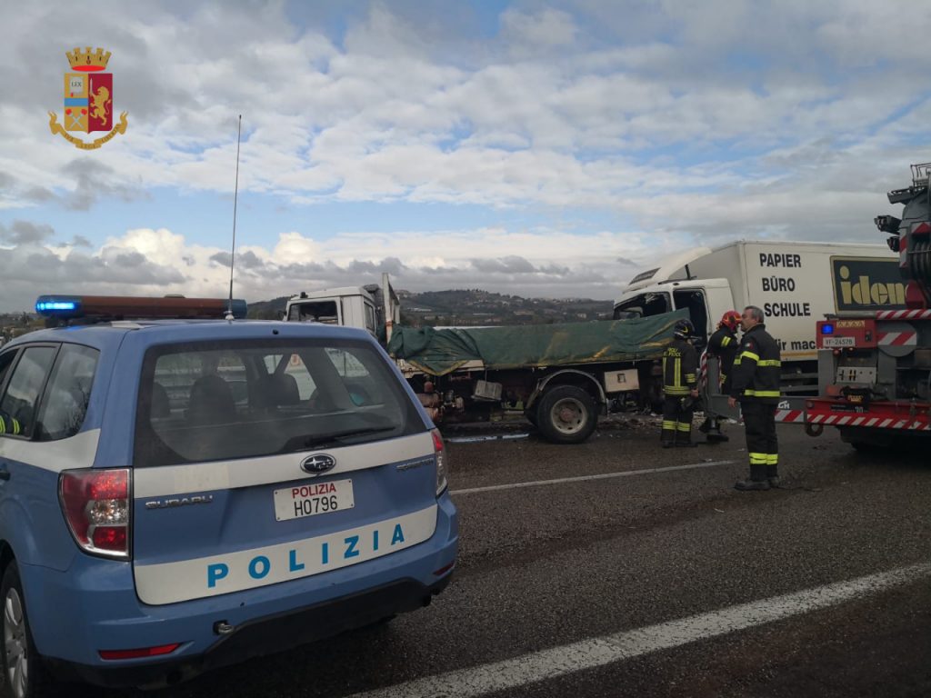 Schianto Mortale Sulla Superstrada Tremendo Frontale Tra Due ...