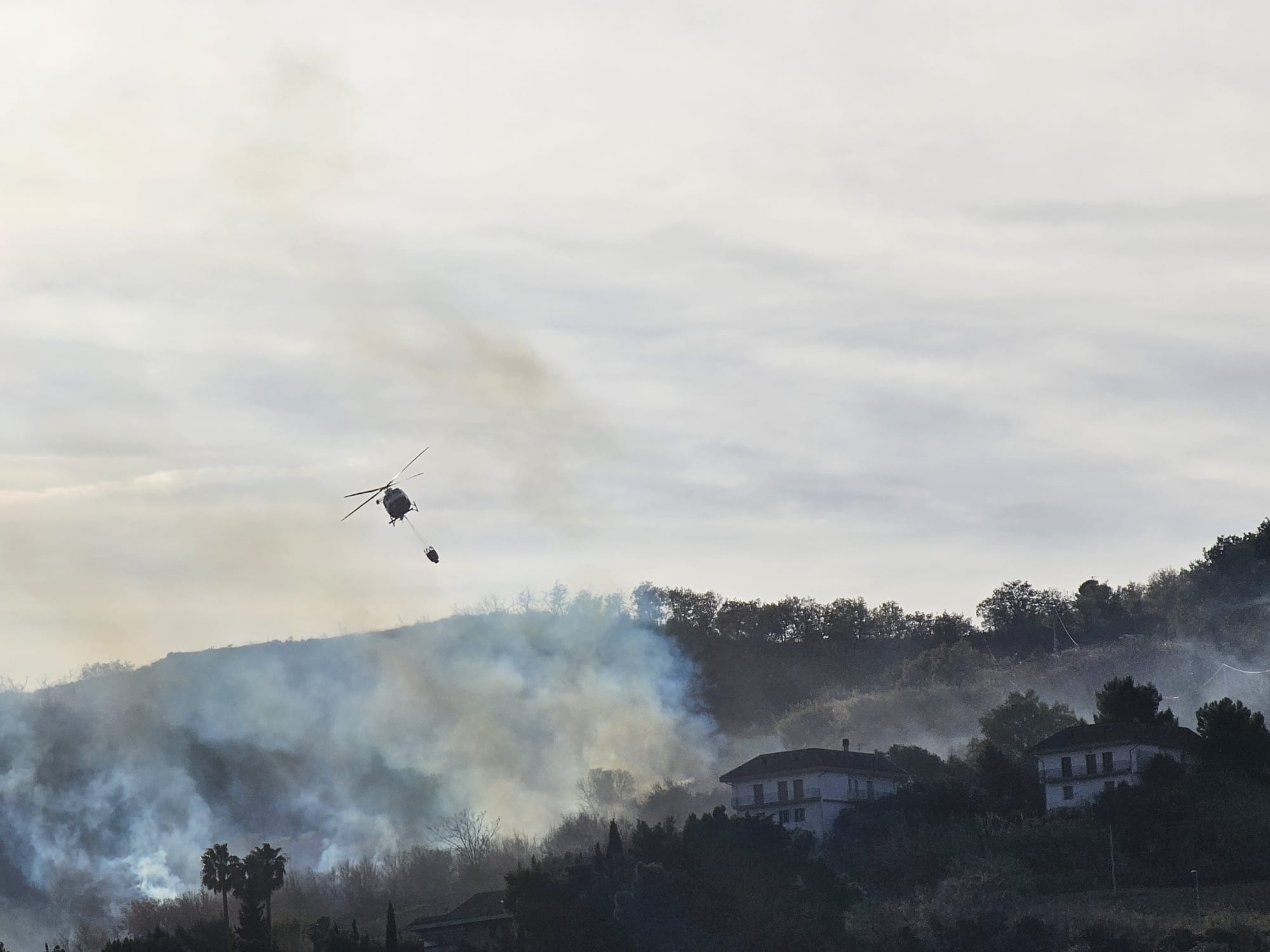 Incendio-Santa-Lucia-elicottero-in-azione-2